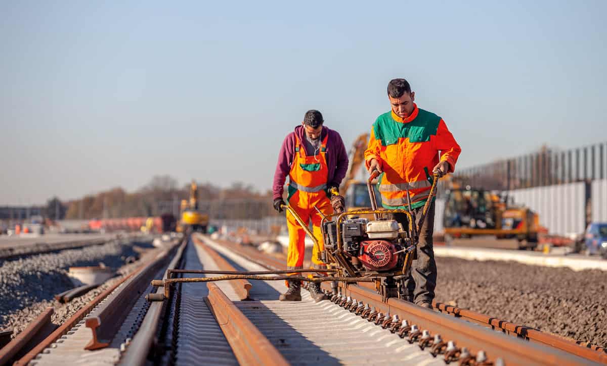 Bauarbeiter verlegen in Dortmund Gleise